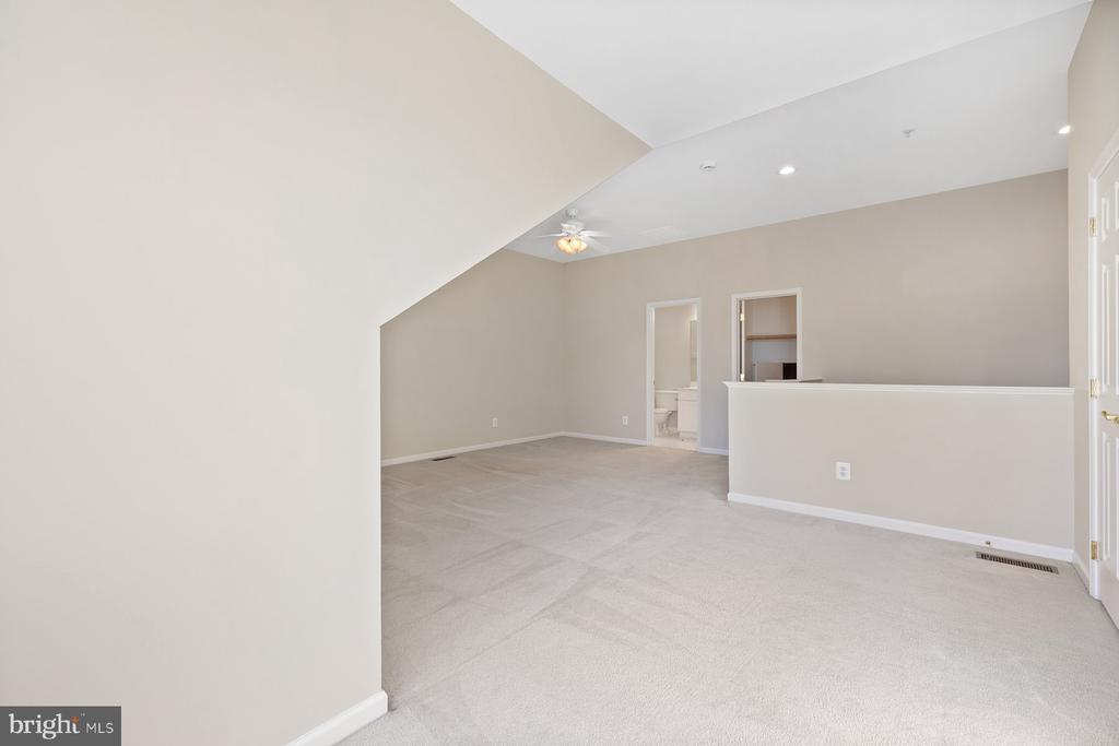 208 OAK KNOLL TERRACE
