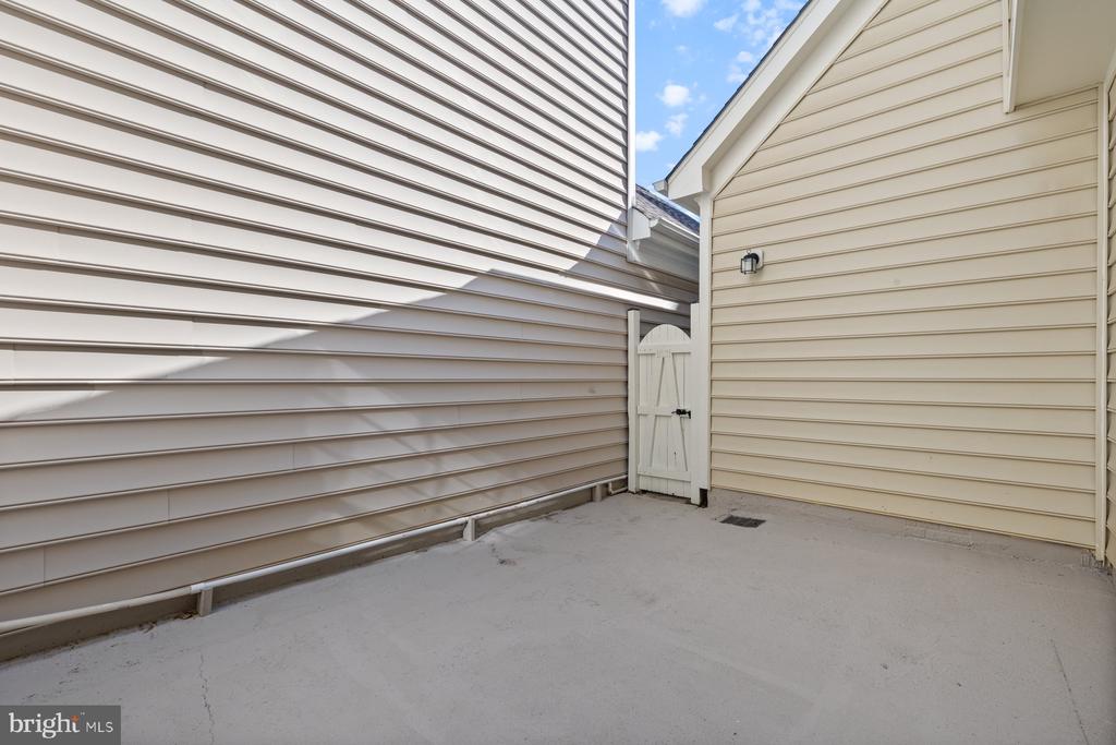 208 OAK KNOLL TERRACE