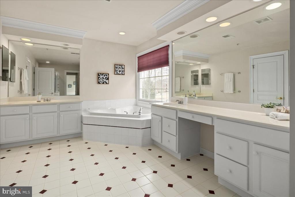 102 DEEP TRAIL LANE