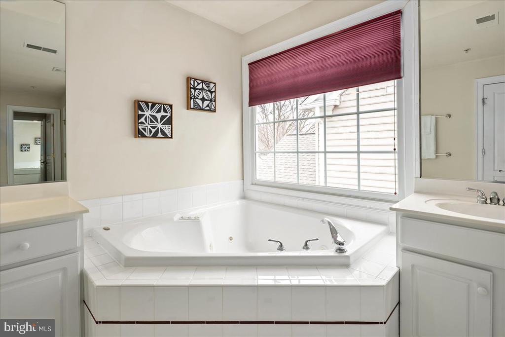 102 DEEP TRAIL LANE