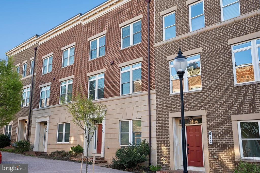 508 UPTOWN STREET