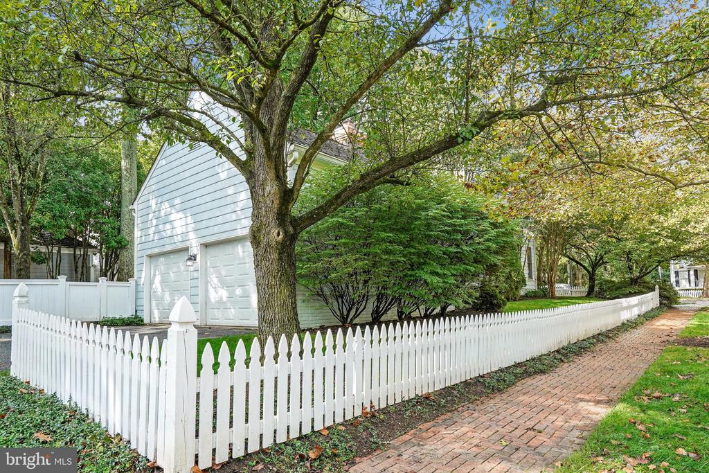 207 TSCHIFFELY SQUARE ROAD