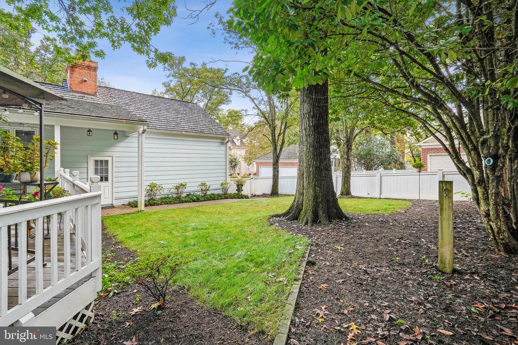 207 TSCHIFFELY SQUARE ROAD