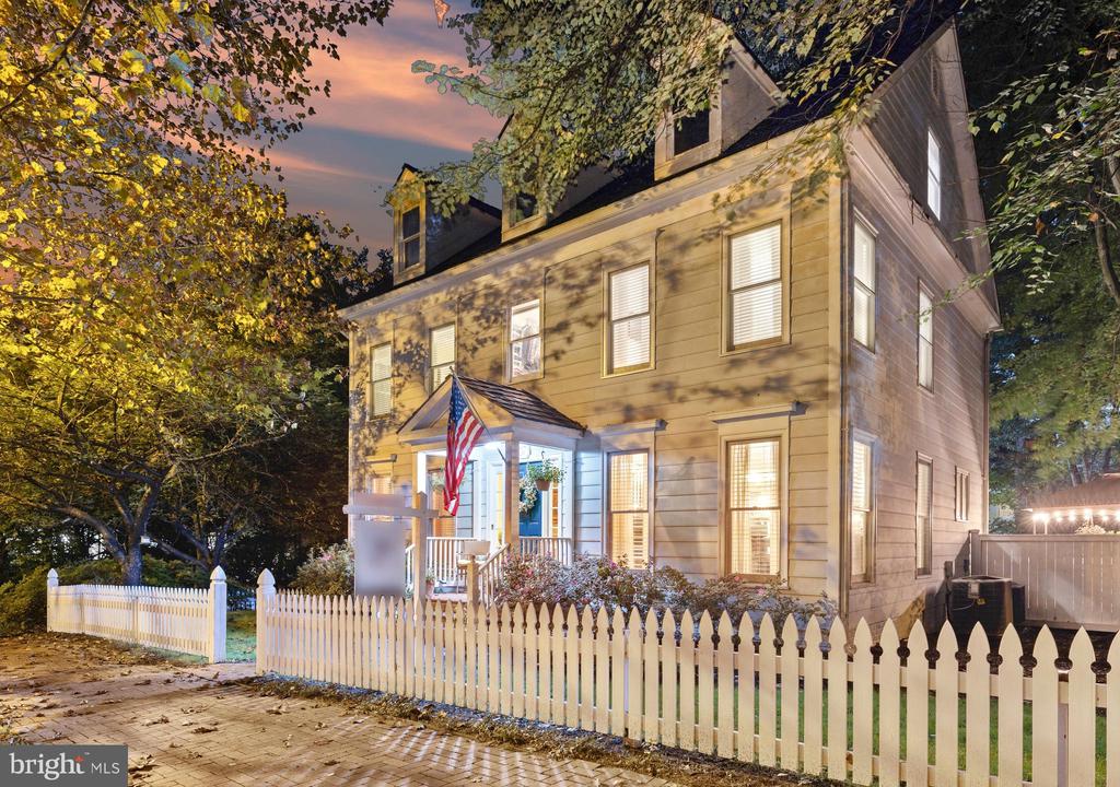 207 TSCHIFFELY SQUARE ROAD