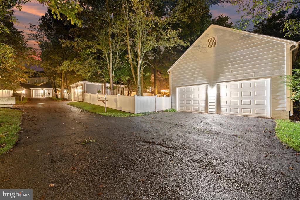 207 TSCHIFFELY SQUARE ROAD