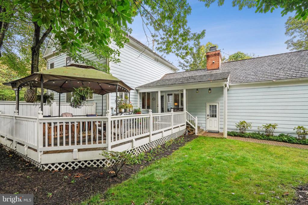 207 TSCHIFFELY SQUARE ROAD