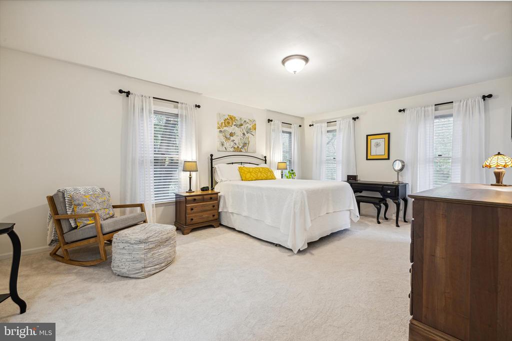 207 TSCHIFFELY SQUARE ROAD