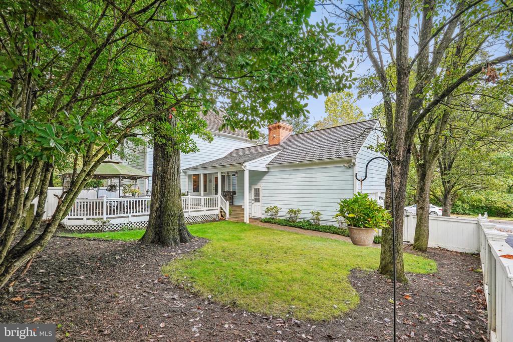 207 TSCHIFFELY SQUARE ROAD