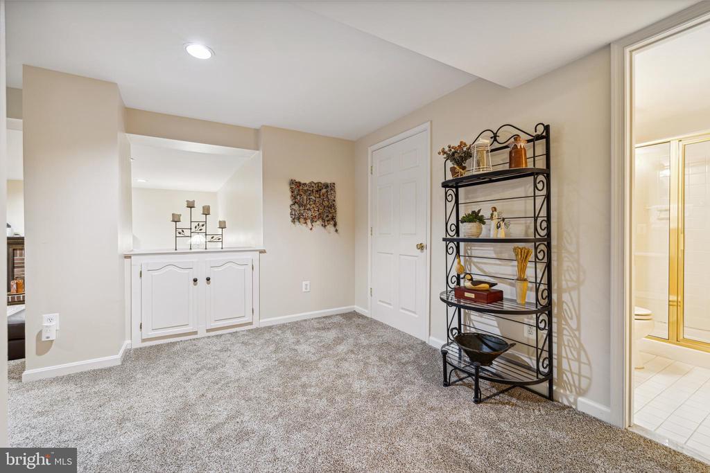 207 TSCHIFFELY SQUARE ROAD