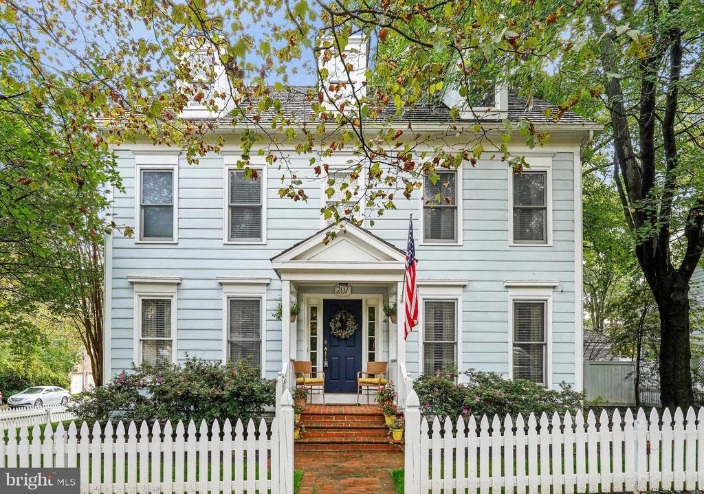 207 TSCHIFFELY SQUARE ROAD