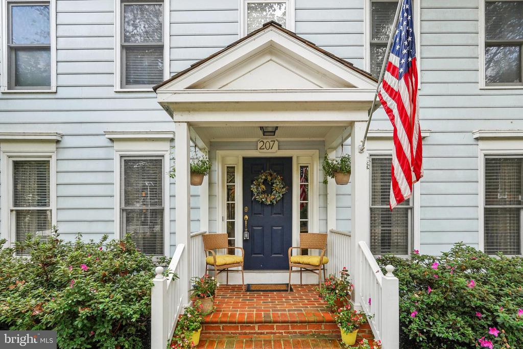 207 TSCHIFFELY SQUARE ROAD