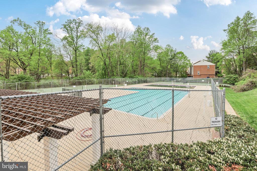 10504 MONTROSE AVENUE M-202