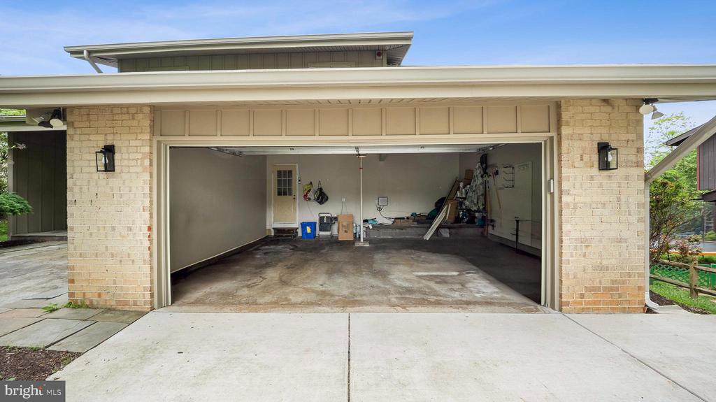 11121 BROAD GREEN DRIVE
