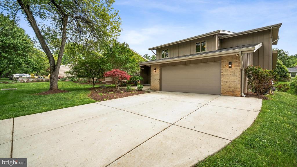 11121 BROAD GREEN DRIVE