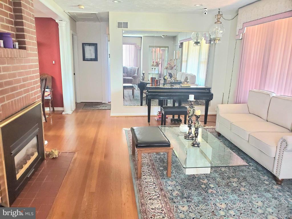 1514 OAKVIEW DRIVE
