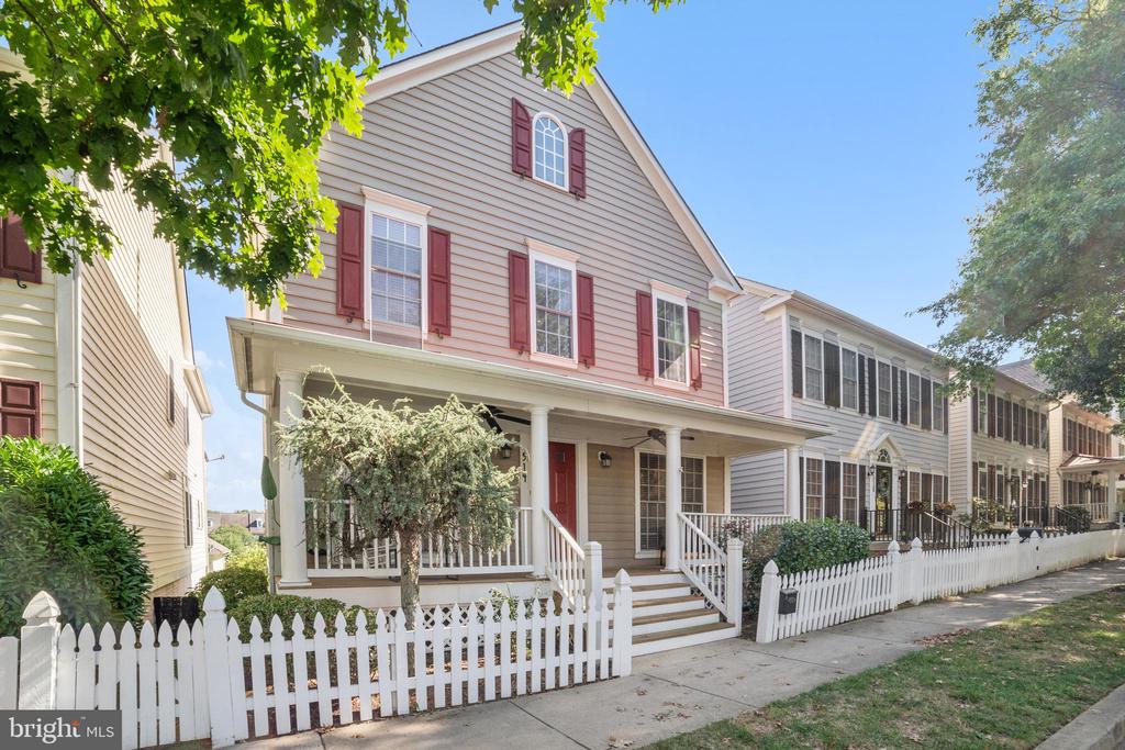 514 LEANING OAK STREET