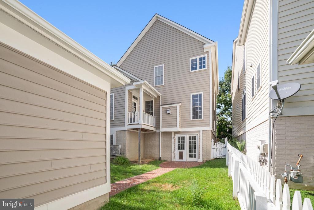 514 LEANING OAK STREET