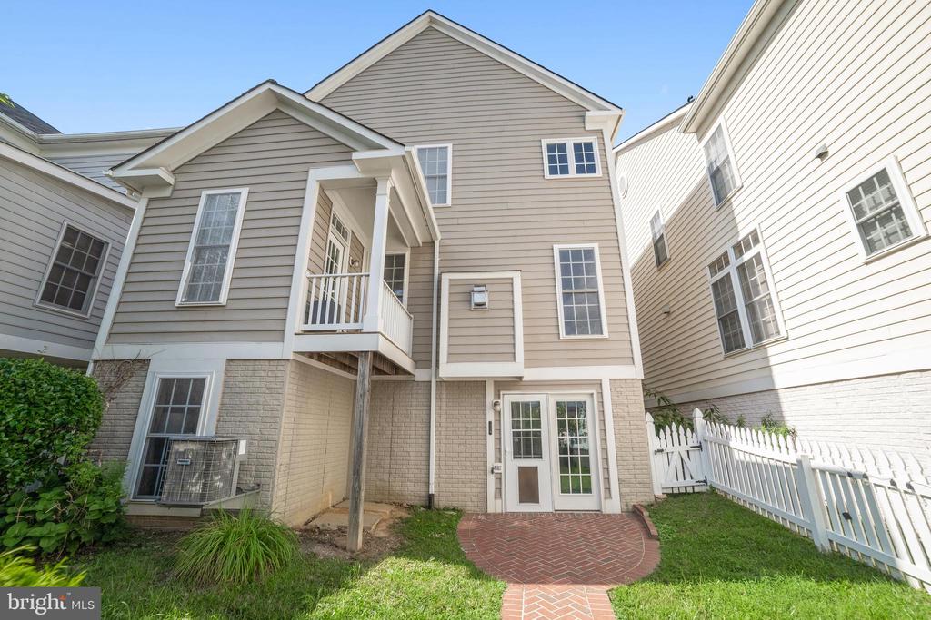 514 LEANING OAK STREET