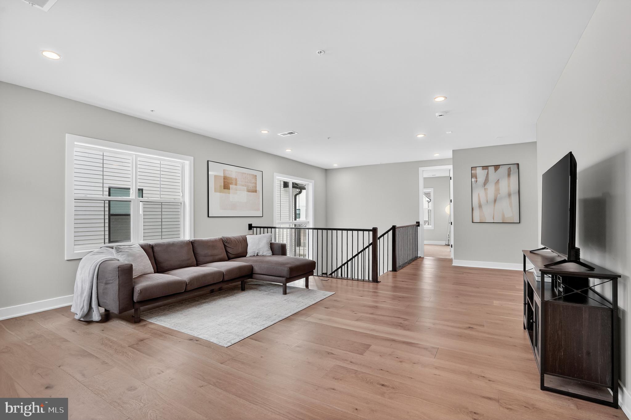 6917 SILVER LINDEN ST