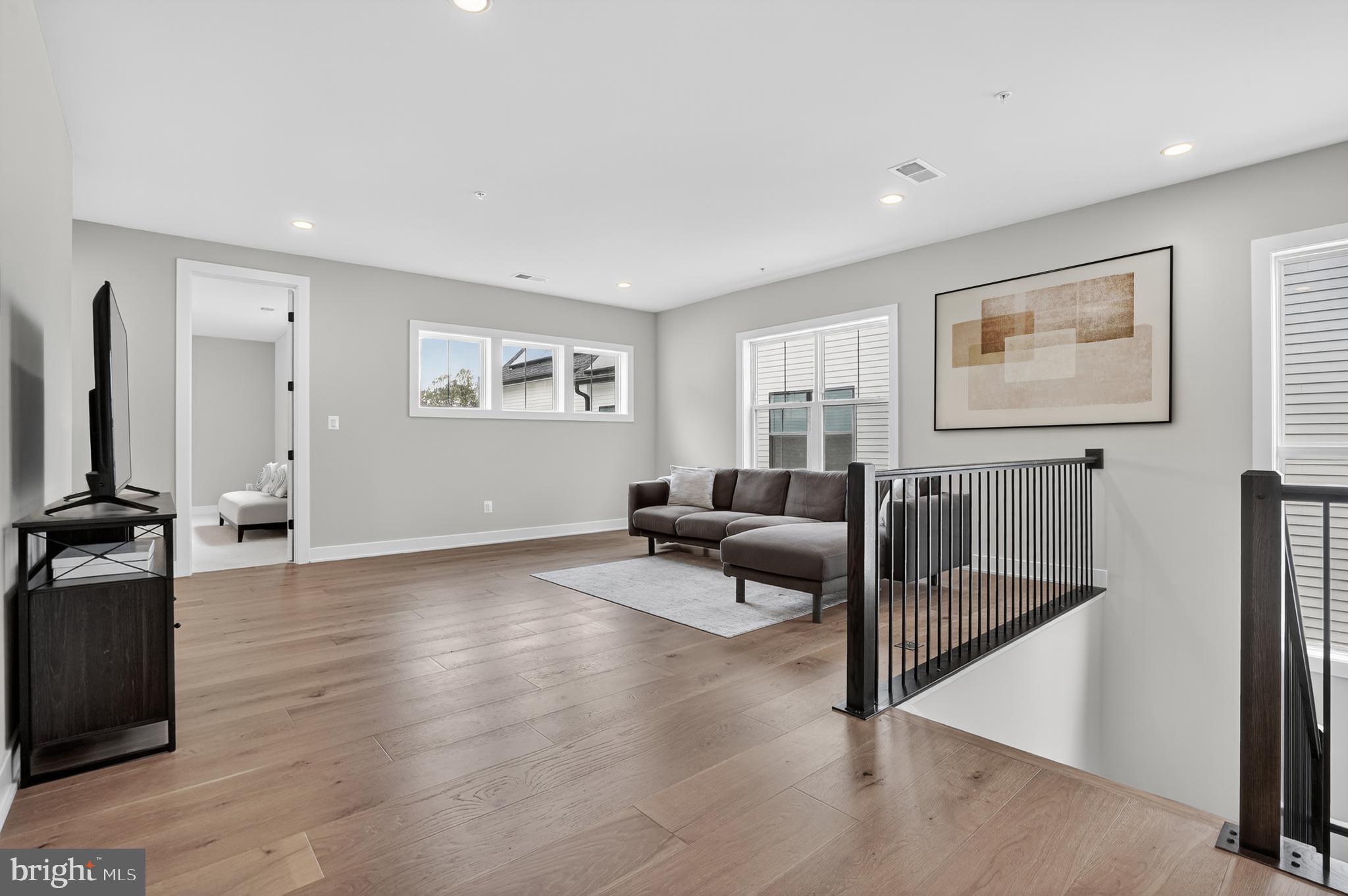 6917 SILVER LINDEN ST