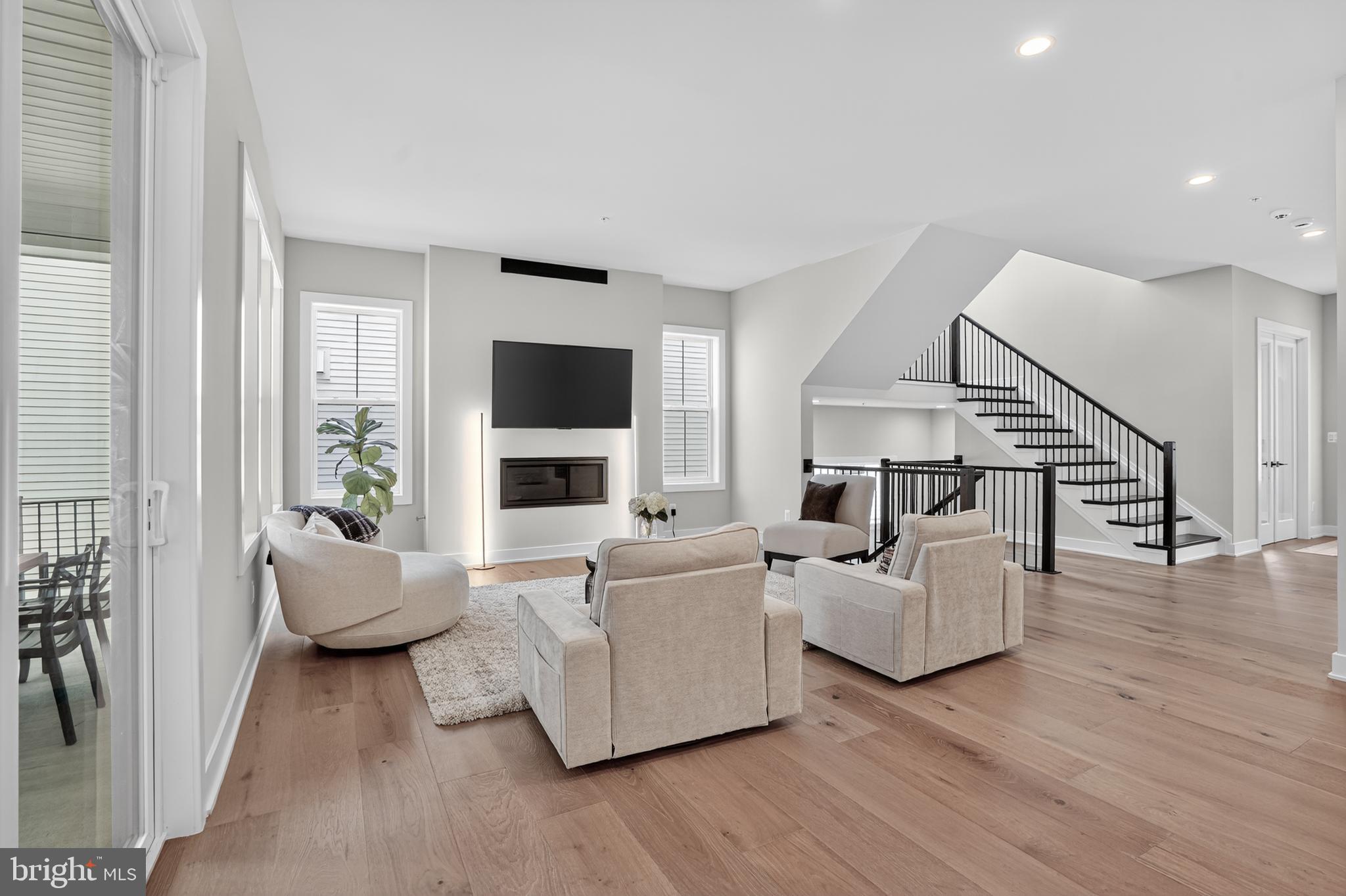 6917 SILVER LINDEN ST