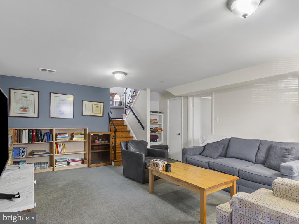 935 LOXFORD TERRACE