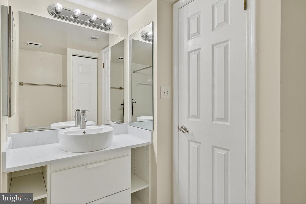 10101 GROSVENOR PLACE 1603