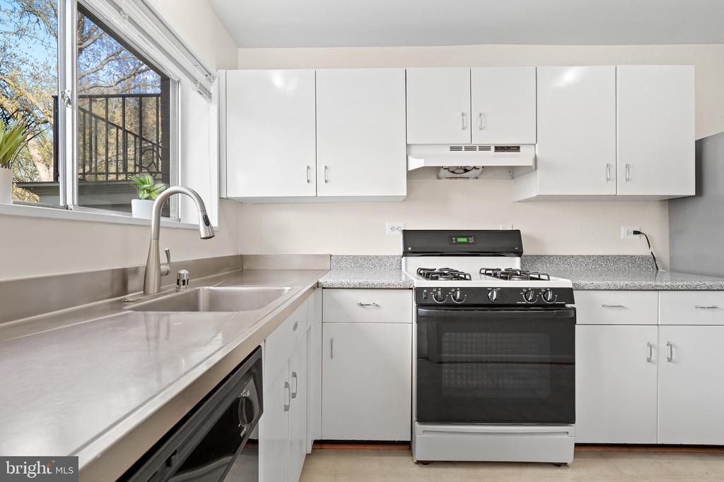 10630 MONTROSE AVENUE 104
