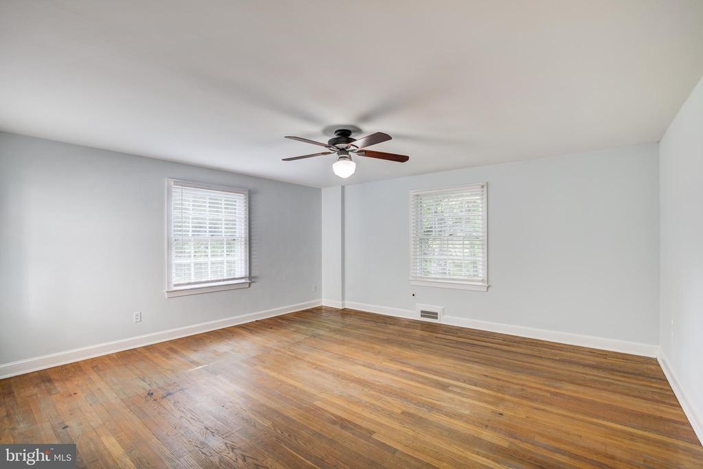 1119 WOODSIDE PARKWAY