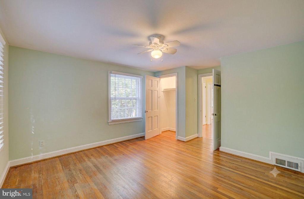 1119 WOODSIDE PARKWAY