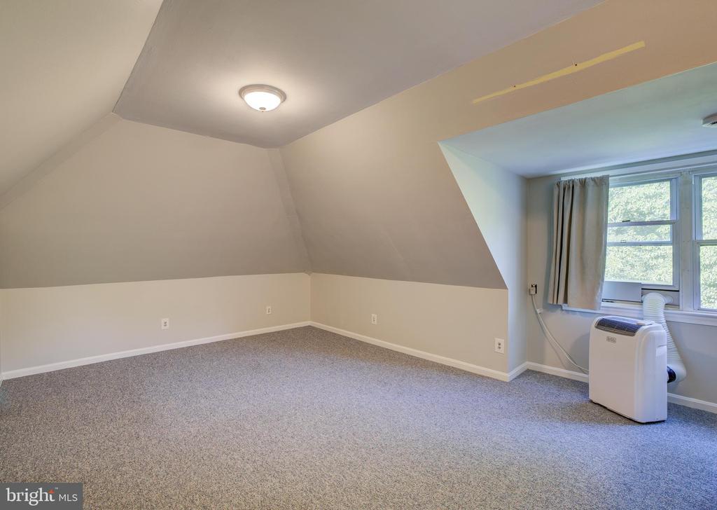 1119 WOODSIDE PARKWAY
