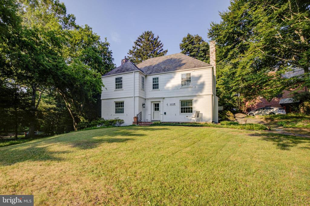 1119 WOODSIDE PARKWAY