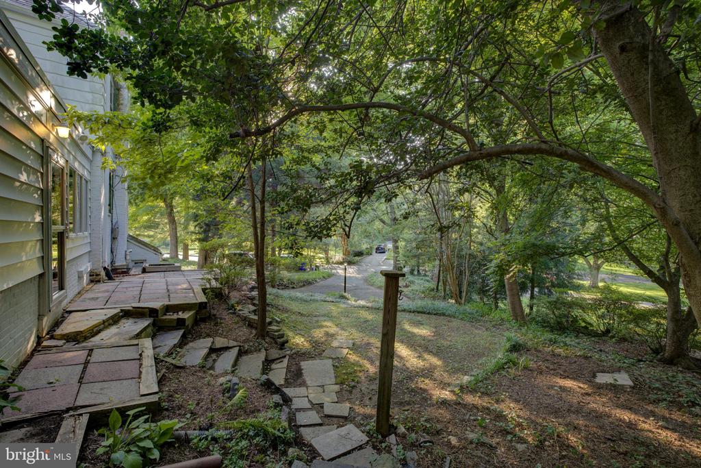 1119 WOODSIDE PARKWAY