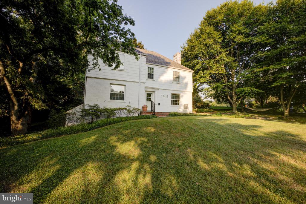 1119 WOODSIDE PARKWAY