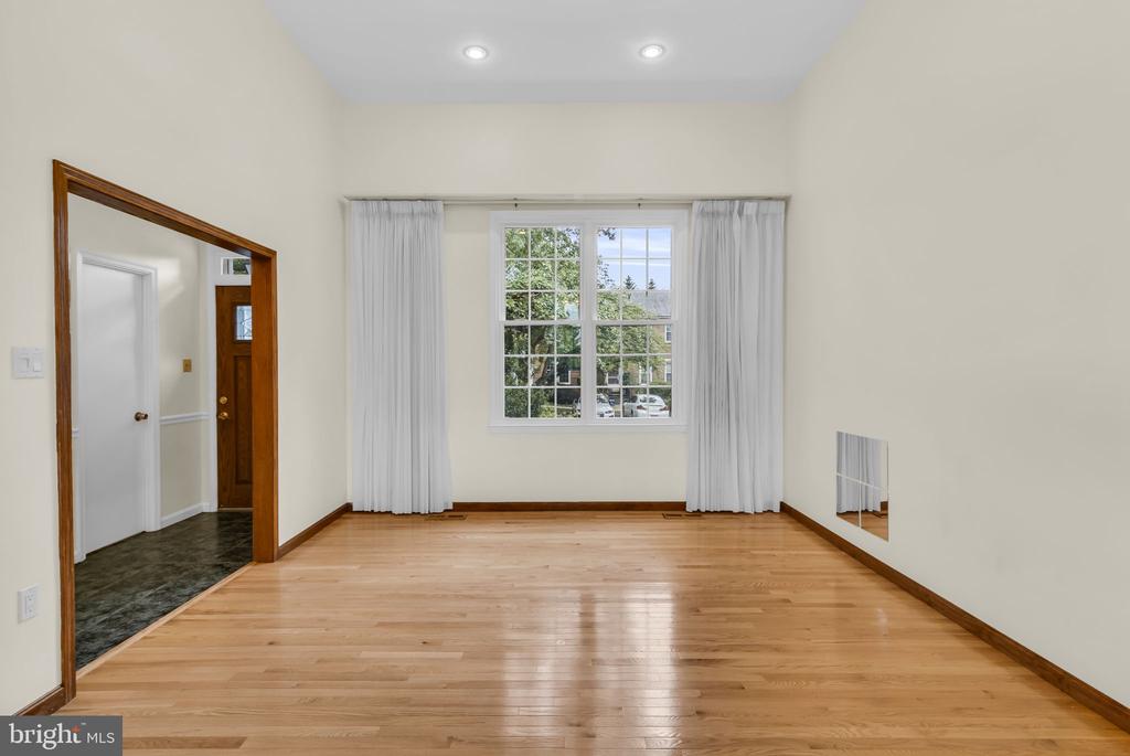 606 NORTHCLIFFE DRIVE