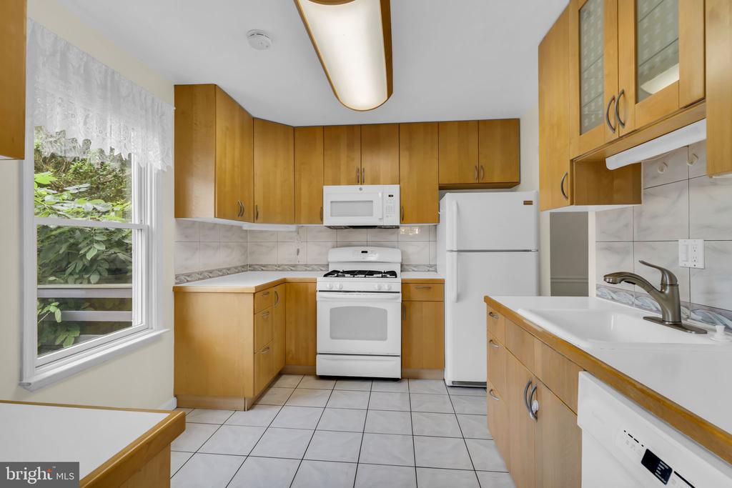606 NORTHCLIFFE DRIVE