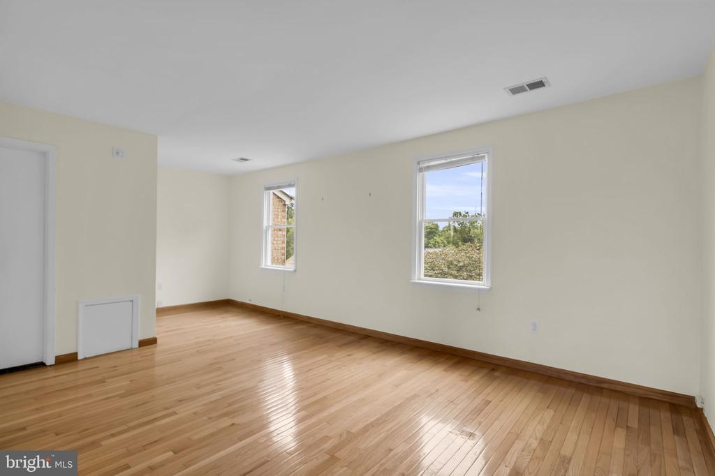 606 NORTHCLIFFE DRIVE