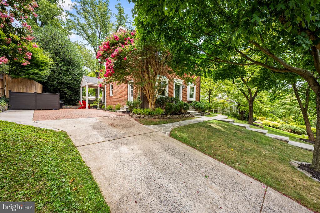 9613 PARKWOOD DRIVE