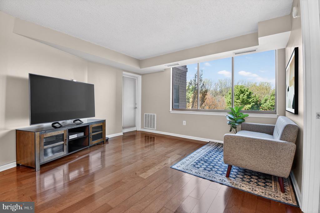 10101 GROSVENOR PLACE Unit: 701