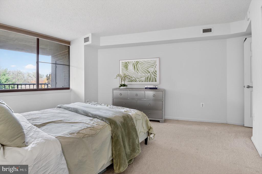 10101 GROSVENOR PLACE Unit: 701