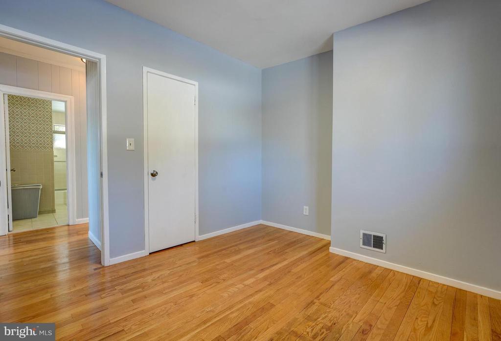 4 ROSANNE LANE