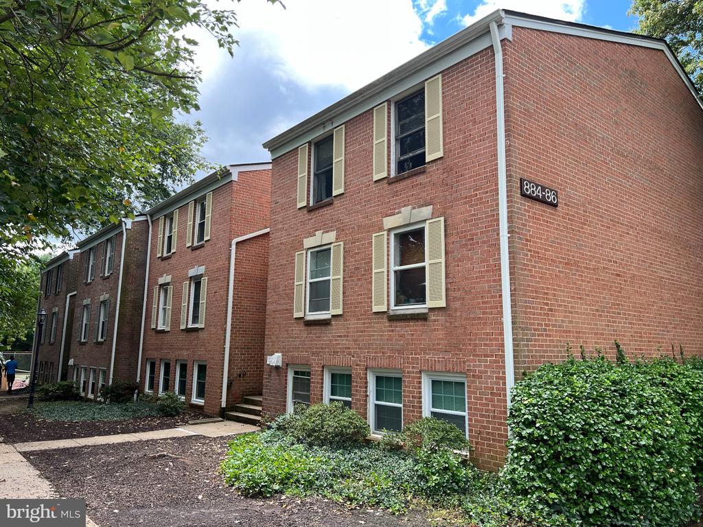 886 QUINCE BOULEVARD Unit: 202