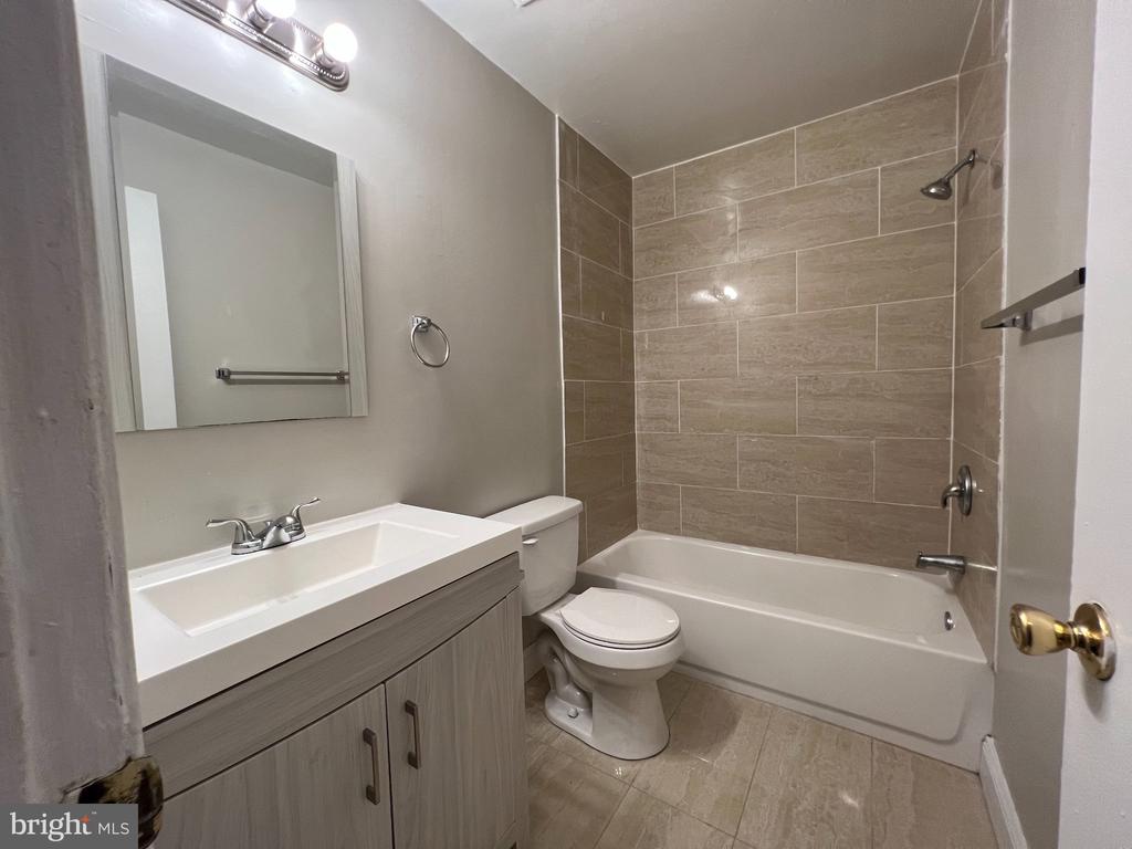 886 QUINCE BOULEVARD Unit: 202