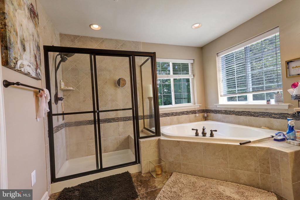 2802 LAKE FOREST DRIVE