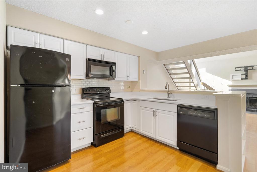 14103 WILLIAM STREET E 15-E