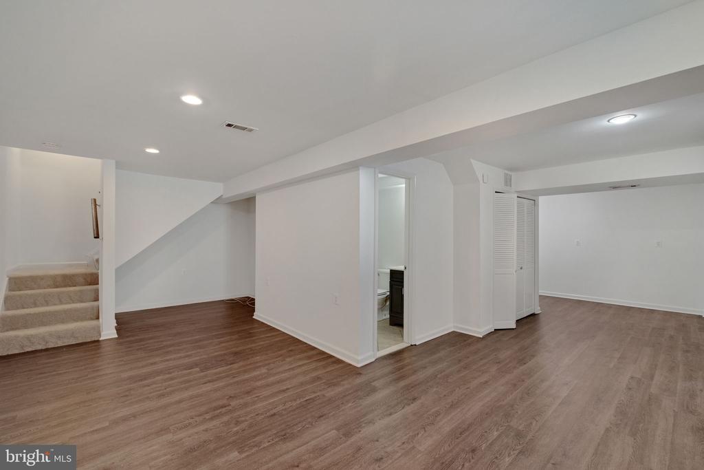404 RED LEAF COURT
