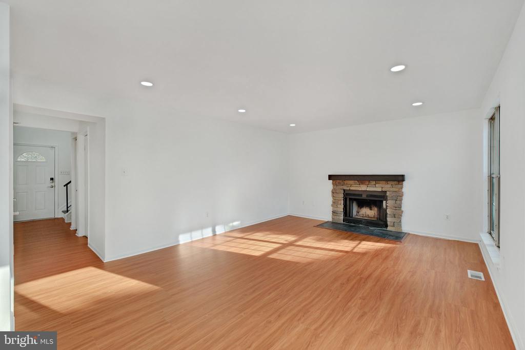 404 RED LEAF COURT