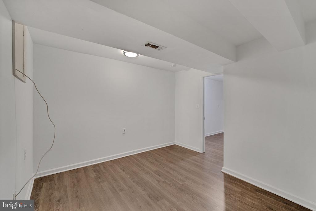404 RED LEAF COURT