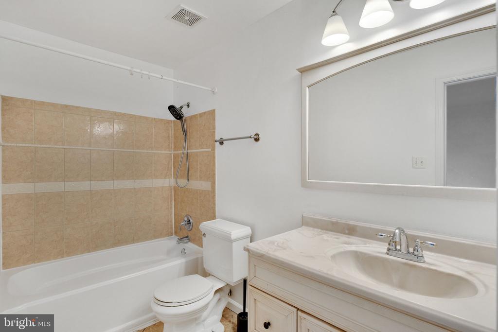 404 RED LEAF COURT