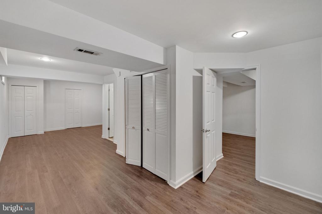 404 RED LEAF COURT